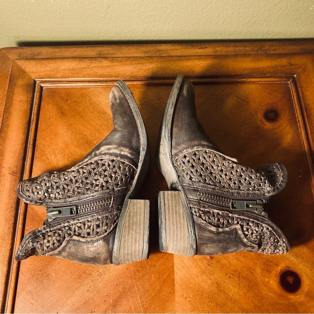 Circle G Vintage-Style Brown Ankle Booties - Picture 5 of 8